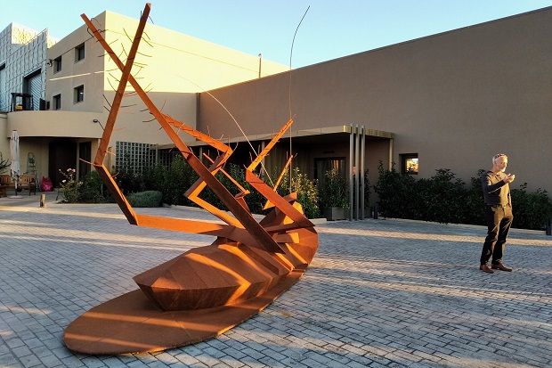 Ο ιταλός γλύπτης Φραντσέσκο Μορέτι και η εντυπωσιακή κατσαρίδα του στην πλατεία μπροστά στο οινοποιείο (Κική Τριανταφύλλη)