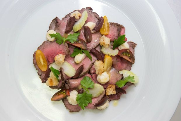 Η εμβληματική μπουγιαμπέσα του Αριστοτέλη Μέγκουλα με φιλετάκι σκορπίνας, μύδια, καλαμαράκι, καραβίδες, βλίτα και μαύρο τορτελόνι (με μελάνι σουπιάς) γεμιστό με γαρίδες και σκορπίνα, σε νερό ντομάτας