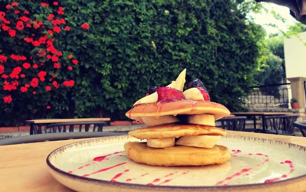 Λαχταριστή λιχουδιά με μπανάνες και μέλι στην αυλή του «Pavone café» (Facebook/Pavone Cafe)