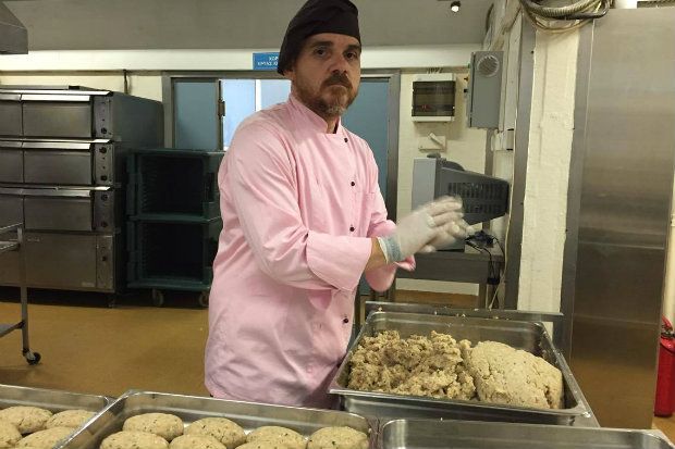 Ο Ιάκωβος Απέργης είναι ο επικεφαλής στην κουζίνα του Τζάνειου νοσοκομείου στον Πειραιά