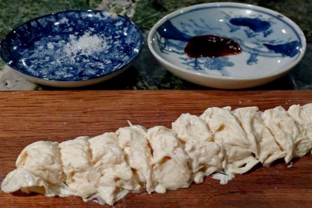 'Καϊμάκι" τόφου, από μικρό εργαστήριο, κρεμώδες και άγευστο, που τρώγεται με μπόλικο αλάτι και σάλτσα σόγια