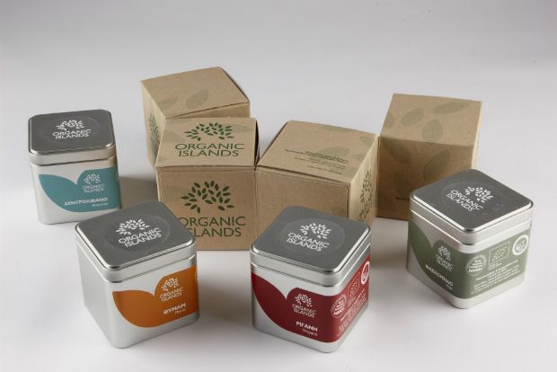 Φασκομηλιές και στο βάθος το Σαγκρί