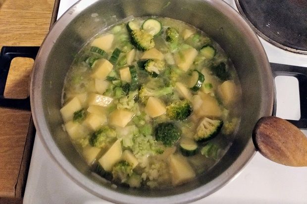 Βράζουμε μέχρι να μαλακώσουν τα λαχανικά (photo: Κική Τριανταφύλλη)