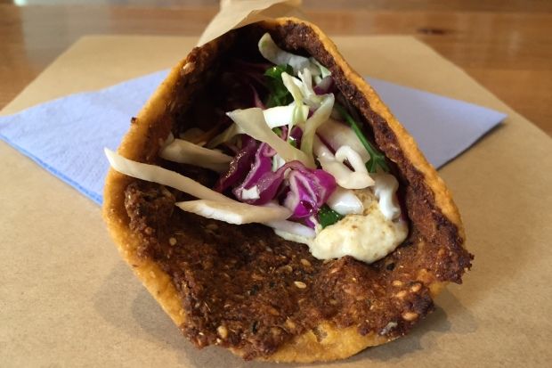 Η κυρία Ελένη- Feyrouz και ο γιος της Σάββας, photo: Κική Τριανταφύλλη