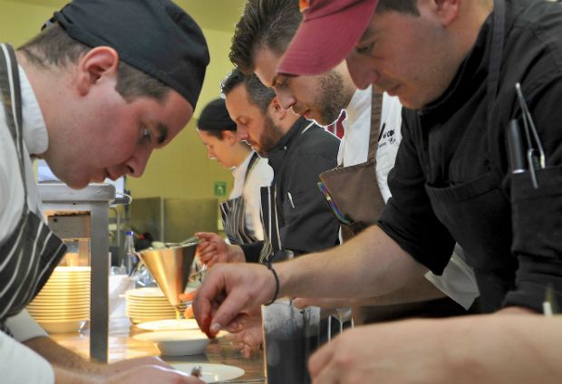 Από αριστερά: Ο Eric Frechon, το αστέρι της γαλλικής κουζίνας με τρία αστέρια Michelin, Ο μιλανέζος Andrea Berton, ανανεωτής της ιταλικής σκηνής με δύο αστέρια Michelin και ο πρωτοπόρος καταλανός Santi Santamaria που παρουσίασε πιάτα του σε προηγούμενο Sani Gourmet