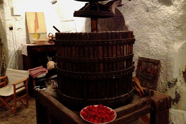 Η Κάναβα η γνήσια η σαντορινιά