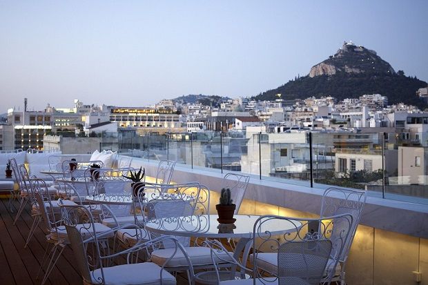 Η θέα στον Λυκαβηττό από το roof garden του New Hotel στη γωνία Φιλελλήνων και Ναυάρχου Νικοδήμου στο Σύναγμα
