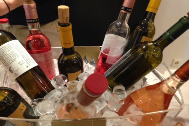 Ουρανία Ποταμιάνου - Σκούρα και Μαίρη Τριανταφυλλοπούλου, δύο κυρίες του κρασιού στην έκθεση "Κρασιά του Αιγαίου" / φωτό: Κική Τριανταφύλλη