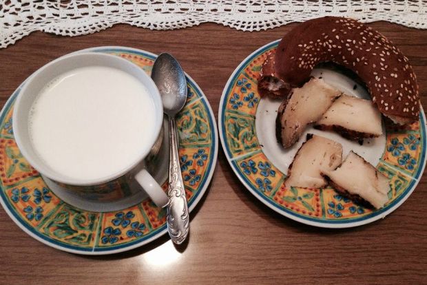 Γιώργης και Μαριώ Καρυστιναίου / το πρωινό γάλα σουρώνεται και μπαίνει στο καζάνι, φωτό: Κική Τριανταφύλλη