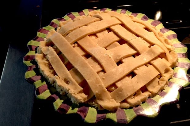 Η αχλαδόπιτα πριν μπει στον φούρνο.