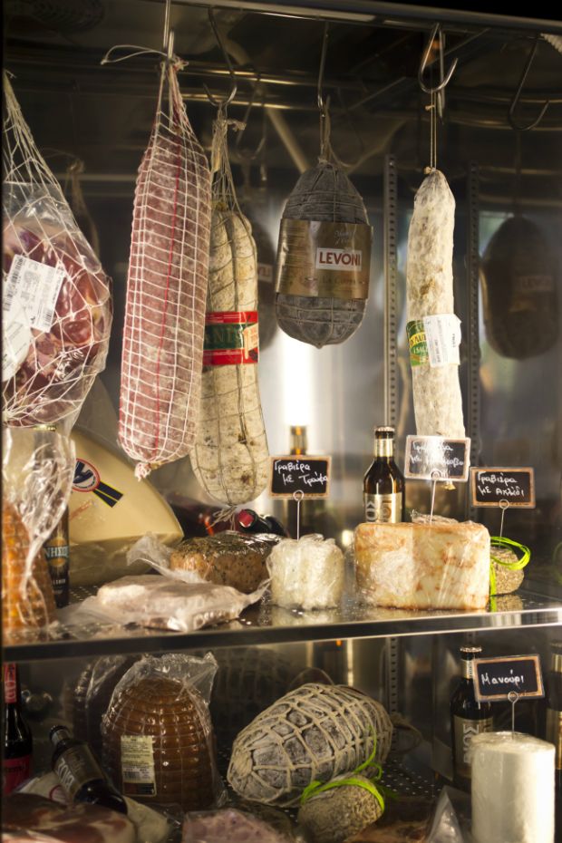 Carpaccio από entrecote, φρυγανισμένο ψωμί και λευκή τρούφα