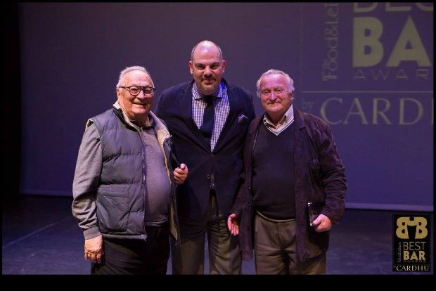 Μιχάλης Μένεγος, συγγραφέας και σύμβουλος αποσταγμάτων και οι Θόδωρος και Λύσανδρος Παπαθεοδώρου, οι θρυλικοί μπάρμαν του Au Revoir. Tο βραβείο συνολικής προσφοράς στους αδελφούς Παπαθεοδώρου για τα 57 ολόκληρα χρόνια στο Au Revoir τους! photo: Panos Smirniotis