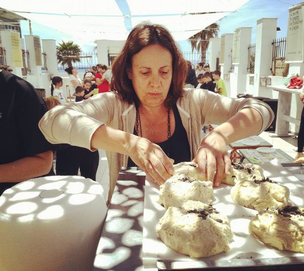 Ζυμώνοντας ψωμί, στη Χώρα