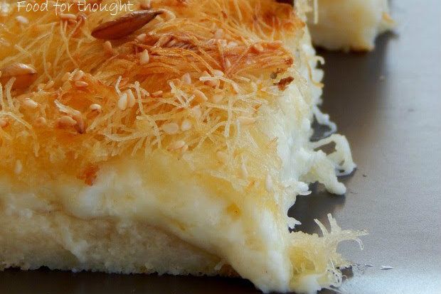 Η πίτα πριν και μετά το ψήσιμο, photo: Χρυσαυγή Μπόμπολα