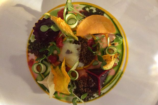 Κίονες από κρέμα σοκολάτα με το κέικ μπαχαρικών και παγωτό τσουρέκι-καρύδι [photo: Κική Τριανταφύλλη]