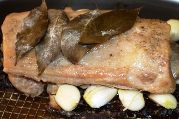 Η παντσέτα μπαίνει στο φούρνο πάνω σε ένα στρώμα από φύλλα δάφνης και λιαστές ντομάτες, Photo: Νίκος Μορόπουλος