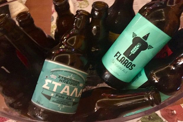 Ο Ντίνος Στεργίδης της Vinetum και ο σεφ Βασίλης Σπόρος [photo: Κική Τρινταφύλλη]