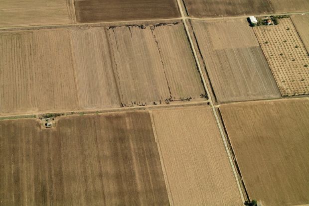 Photo: Χωράφια έξω από τη Λάρισα/greekscapes.gr