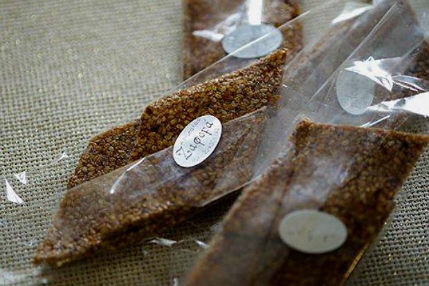 Χειροποίητο παστέλι από ντόπιο θυμαρίσιο μέλι και σουσάμι (Facebook/dionisia.papanikola)