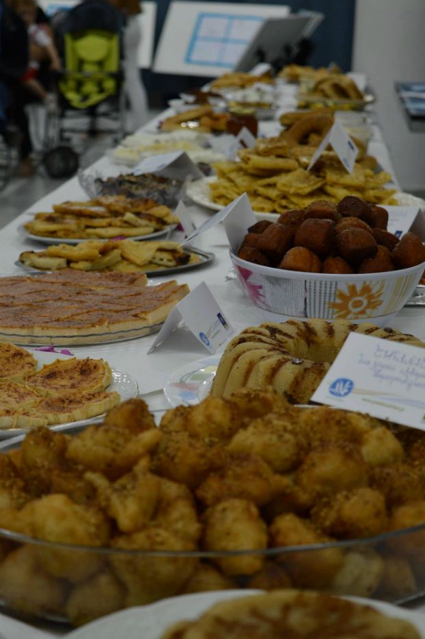 Λεμονόσπιτο για να προστατεύονται τα δέντρα από τον αέρα και δεξαμενή με βρόχινο νερό για το πότισμά τους, φωτό: Κική Τριανταφύλλη