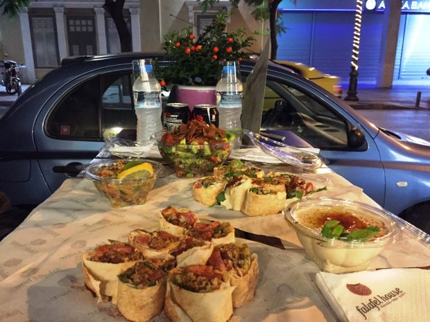 Η κουζίνα είναι ανοιχτή στην οδό Αθηνάς, photo: Κική Τριανταφύλλη