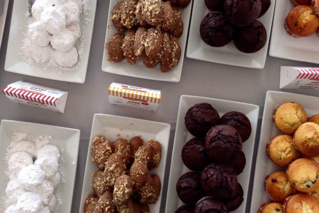 Ιωάννα Σταμούλου και Ανδρέας Λαγός ζυμώνουν: μάφινς σοκολάτας και κουραμπιέδες αντίστοιχα / photo: Δημήτρης Μπούτος