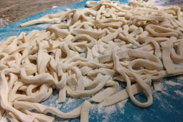 Απλό ζυμάρι, γίνεται φύλλο, κατόπιν ρολό και κόβεται σε ροδέλες, photo: Κική Τριανταφύλλη