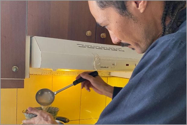 Ο ζωμός πρέπει να είναι συνεχώς σε χαμηλή φωτιά (photo: Κική Τριανταφύλλη)