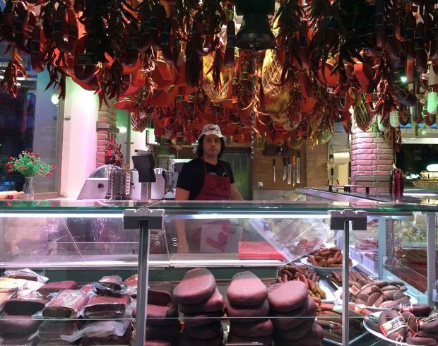 Η μπάντα κρουστών Bloco Da Grécia «FASARIOSO» παίζει στην πλατεία της Δράμας με φόντο το πεντάμετρο μπουκάλι με τα χίλια λίτρα κρασί, μείγμα από όλα τα οινοποιεία / photo: Κική Τριανταφύλλη