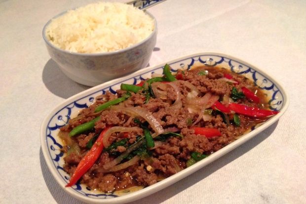 Phad Kra Paw κοτόπουλο με αυγό, photo: blog.blueapron.com