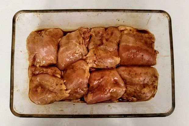 Αφήνουμε το κοτόπουλο να μαριναριστεί για δύο ώρες (photo: Κική Τριανταφύλλη)