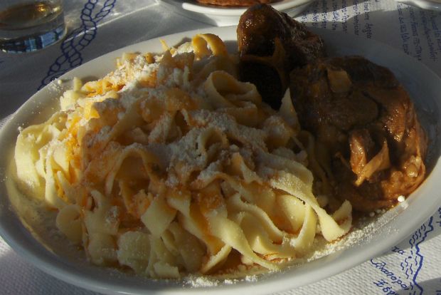 Ματσάτα, χωριάτικη σαλάτα και τυροπιτάκια με σουρωτό / Φωτό: Δημήτρης Τσιγκριμάνης