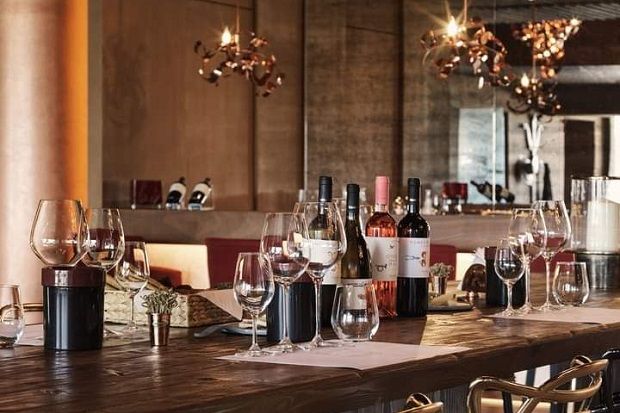 Στην αίθουσα υποδοχής οι επισκέπτες δοκιμάζουν τα κρασιά της Σεμέλης σε μοναστηριακά τραπέζια