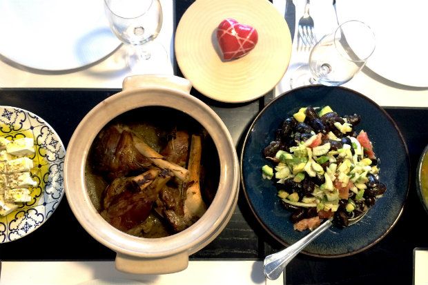 Αρνίσιο κότσι με πουρέ [photo: Δημήτρης Ρουσουνέλος]