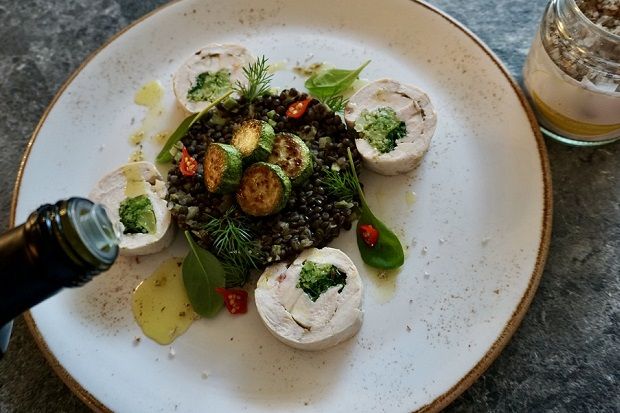 Πρωτότυπο πιάτο του σεφ Κώστα Κωβαίου με ζεστή σαλάτα από φακές beluga και φιλέτο κοτόπουλο γεμιστό με μπρόκολο και σπανάκι