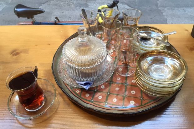 Λαχματζούν με ζάαταρ, λάχανο και σάλτσα χούμους, photo: Κική Τριανταφύλλη