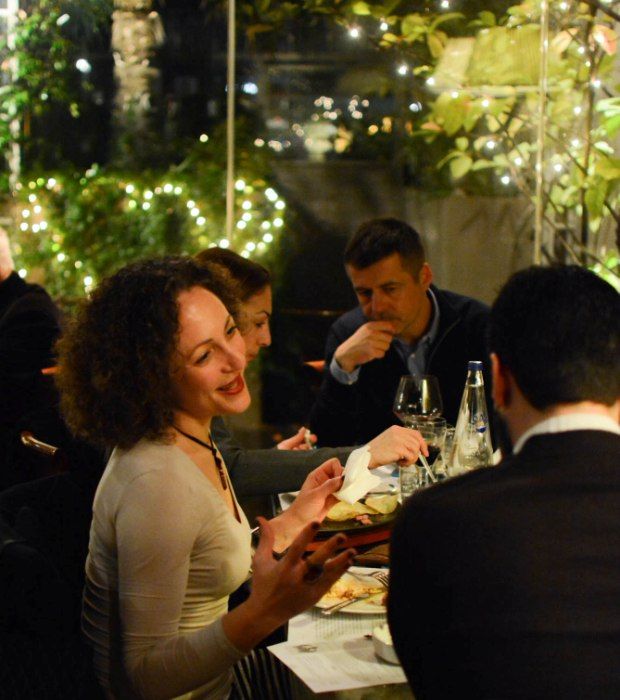 Μια μαργαρίτα αλά Palmitas, με tequila, triple sec, χυμό λάιμ ή λεμόνι και αλάτι στα χείλη του ποτηριού