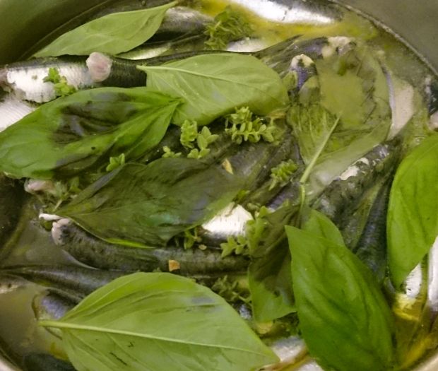 Μάγειροι, σερβιτόροι, και θαμώνες μπροστά στα εκλεκτά ψητά της ταβέρνας, “Ο Σακαφλιάς”, του Γιώργου Καλογιάννη, στην Αθανασίου Διάκου 12, στα Τρίκαλα (sakaflias.blogspot.com)