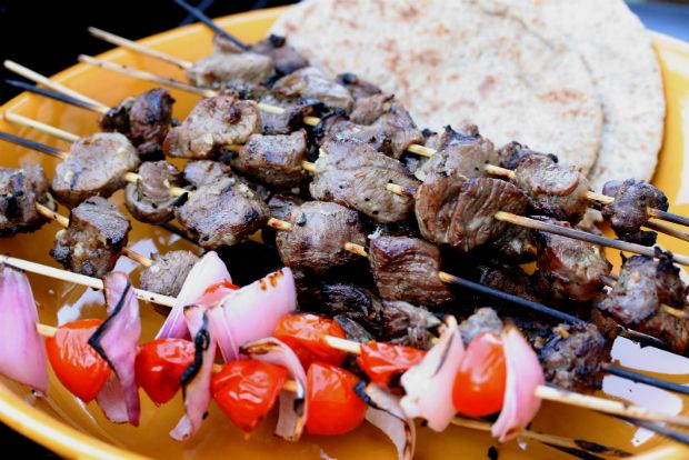 Οι κρατευτές: πάνω τους έψηναν σουβλάκια. Είχαν εγκοπές αλλά και τρύπες, για να κυκλοφορεί ο αέρας και να μη σβήνουν τα κάρβουνα, Μουσείο Προϊστορικής Θήρας [photo:zervonikolakis.lastros.net]