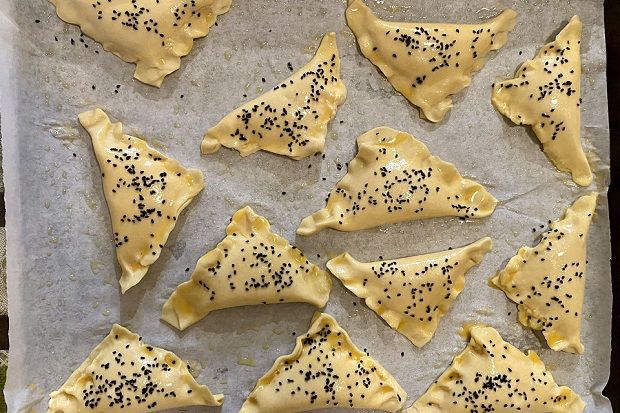 Αραδιάζουμε τα πιτάκια σε λαμαρίνα (photo: Κική Τριανταφύλλη)