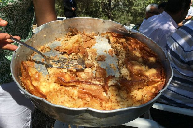 Σήμερα οι... βιαστικοί, όπως ο Γιάννης Καμπούρης, φτιάχνουν την καπεράδα στο ταψί