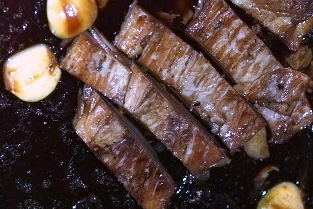 Μισή ώρα πριν από την ολοκλήρωση του ψησίματος μπαίνουν στη γάστρα και οι σκελίδες του σκόρδου, Photo: Νίκος Μορόπουλος