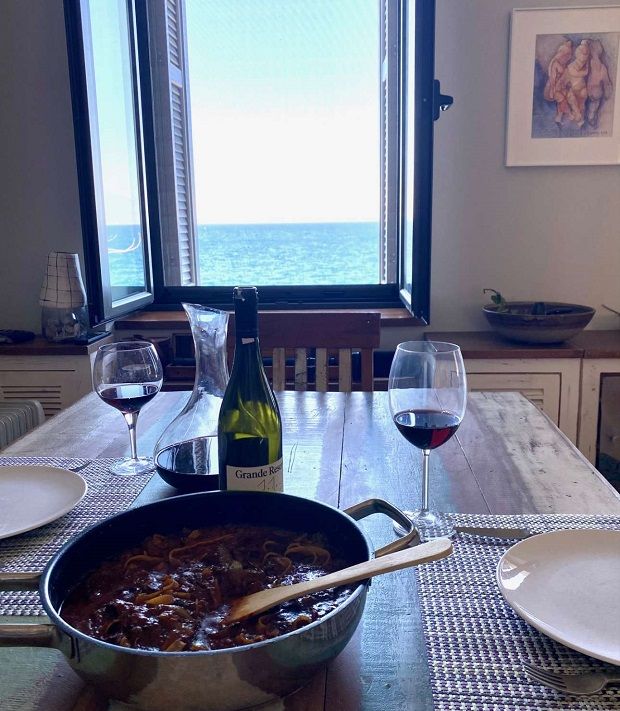 Βράζουμε τις ταλιατέλες μέσα στη σάλτσα λίγο πριν από το σερβίρισμα (Κική Τριανταφύλλη)