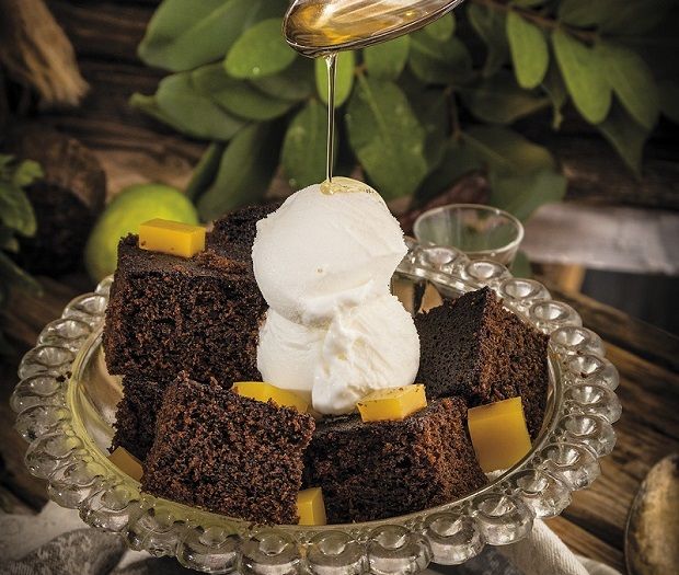 Πετιμεζόπιτα με ζελέ πορτοκάλι, παγωτό βανίλια και ελαιόλαδο