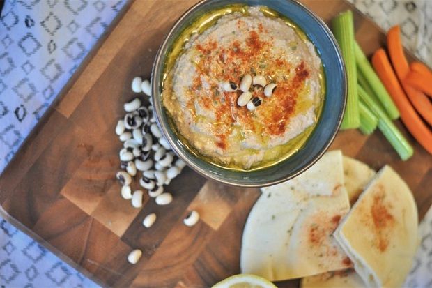 Χούμους με μαυρομάτικα και ψημένες πίτες (photo: foodlovetog.com)