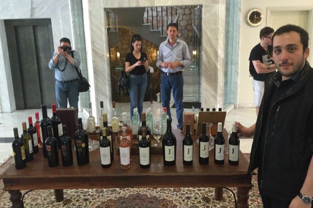 Αποψη του Οινοποιείου του Κώστα Λαζαρίδη στη Δράμα και ένα μέρος του αμπελώνα