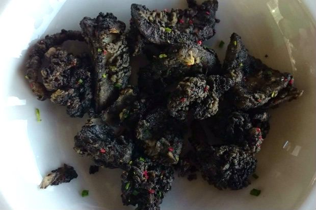 «Βασίλαινας», η ταραμοσαλάτα του Θανάση Βασίλαινα με τραγανές πιτούλες, [photo: Νίκος Μορόπουλος]