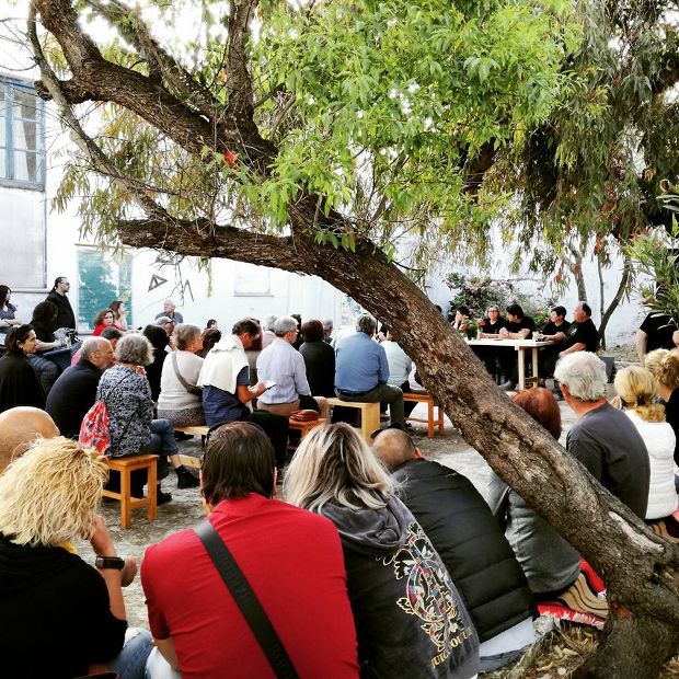 Ο μαυροπίνακας έτοιμος στο προαύλιο του Δημοτικού Σχολείου στον Τριπόταμο για το μάθημα περί λούζας