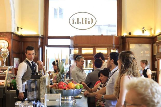 Ο ιταλός πρωθυπουργός Ματέο Ρέντσι απολαμβάνει στα γρήγορα έναν εσπρέσο πριν από κρίσιμη ψηφοφορία (Franco Origlia/Getty Images/Ideal Images)