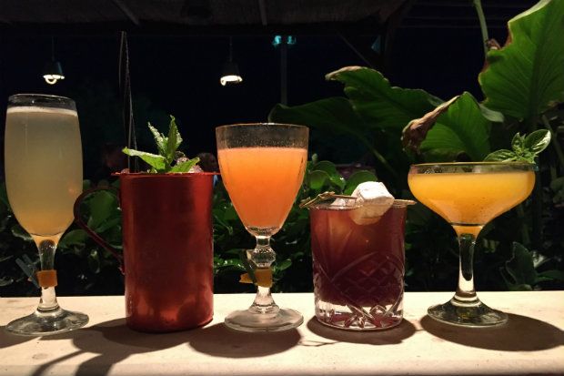 Κάτω από το Παλιό Φρούριο, σε ένα από τα ωραιότερα σημεία της πόλης της Κέρκυρας, το Imabari είναι το ιδανικό μέρος για κολύμπι και χαλάρωση από το πρωί ως αργά το βράδυ με ωραίο φαγητό και εκλεκτά ποτά, photo: Κική Τριανταφύλλη